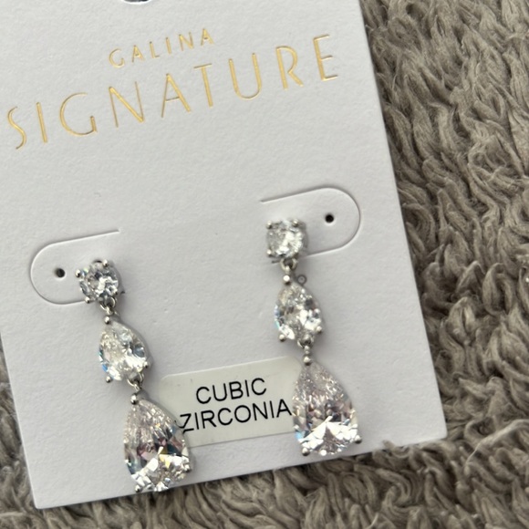 Unused David’s bridal three tier cubic zirconia Dangle Earrings - Picture 2 of 3